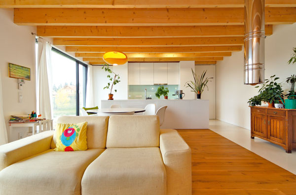Hlavný obytný priestor je spojený s jedálňou a kuchyňou a tvorí viac ako dve tretiny podlahovej plochy prízemia.