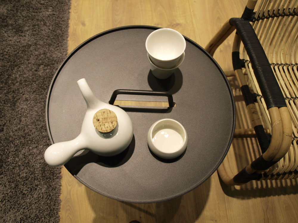 Viaceré dizajnové kúsky sršali dôvtipom. Pôvabný čajník nonšalantne odpočíva na plechovom stolíku, ktorý má rúčku na jednoduché premiestňovanie. (Cane-line)