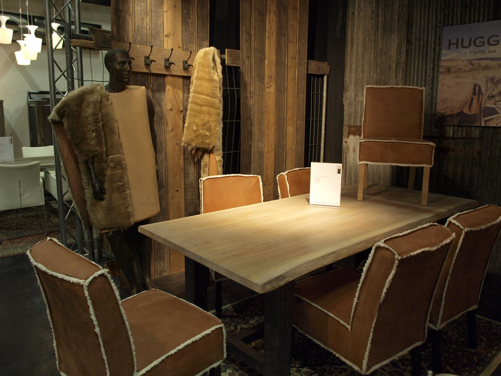 Urputná snaha niektorých výrobcov vtlačiť nábytku prírodného ducha bola všadeprítomná. V expozícii značky Spinder Design nás zaujali nevšedné jedálenské stoličky.