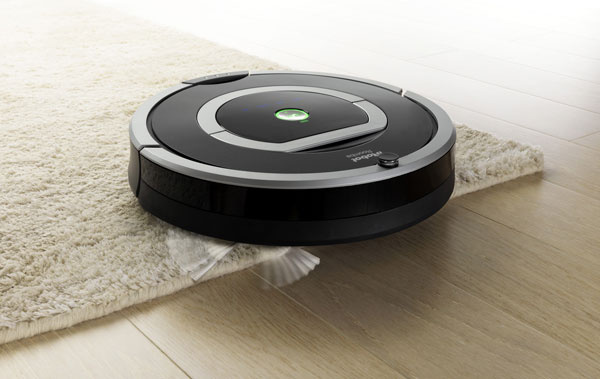 Top novinka, robotický vysávač iRobot Roomba 780 sám postupne upratuje jednotlivé miestnosti v byte (funkcia Room to Room). Dokonalý čistiaci výkon a 99 % pokrytie priestoru, dva virtuálne majáky (Virtual Wall Lightouse®) – rozdelia byt na jednotlivé miestnosti alebo na viacero častí, môžu sa využívať aj ako virtuálna stena (vymedzenie priestoru, ktorý vysávať nechcete). Možnosť nastavenia časového plánu upratovania, čistiaca hlava druhej generácie, dvojitý filter HEPA 12, zberný kôš AeroVac druhej generácie, indikátor naplnenia zberného koša, vylepšený systém orientácie robota v miestnosti iAdapt (prispôsobenie sa prostrediu,povrchu a množstvu znečistenia) – senzory komunikujúce s programovým vybavením robota monitorujú upratovaný priestor 67-krát za sekundu, systém Dirt Detect na aktívne rozoznávanie viac znečistených miest, tlačidlo Spot (povysáva dané miesto s veľkosťou 1 m2), bohatá ponuka príslušenstva. Odporúčaná cena 599 €.  