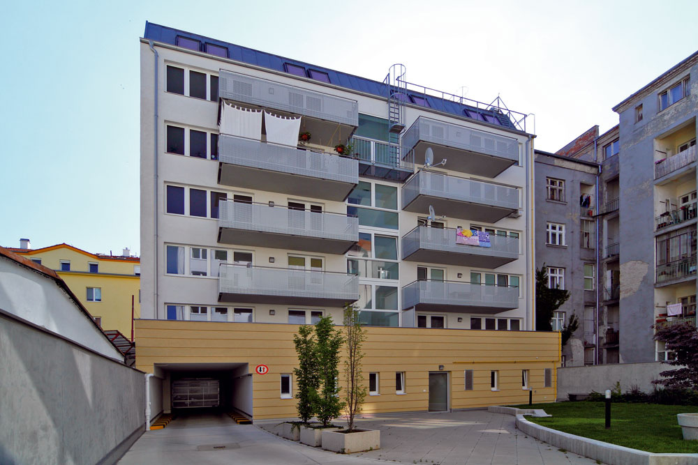 Dom na ulici 29. augusta v Bratislave
Polyfunkčný dom v centre Bratislavy, v prieluke na ulici 29. augusta, síce poznačili zásadné zmeny v rôznych fázach príprav aj výstavby, ktoré sa podpísali najmä na jeho architektonickom výraze, vyvážiť to však môže zaujímavá lokalita a lukratívna poloha – kúsok od strategickej autobusovej stanice, hneď vedľa rušnej Karadžičovej ulice. Výhodou je aj primeraný počet parkovacích miest a výber z rôznych veľkostí a typov bytov – vo dvoch obytných blokoch so šiestimi nadzemnými podlažiami a podkrovím je 27 bytov a 9 apartmánov, na najvyšších podlažiach sú mezonetové byty s výhľadom na panorámu mesta. Pozitívom sú tiež veľkorysé balkóny a inštalácie z kovových hrotov proti holubom, vo dvore poteší malá oáza udržiavanej zelene. Podzemné podlažie je využité na parkovanie a priestranné pivničné kobky. Stavba je zrealizovaná veľmi kvalitne – investor kládol dôraz najmä na minimalizáciu tepelných mostov a nepriezvučnosť deliacich konštrukcií, čo výrazne zvyš