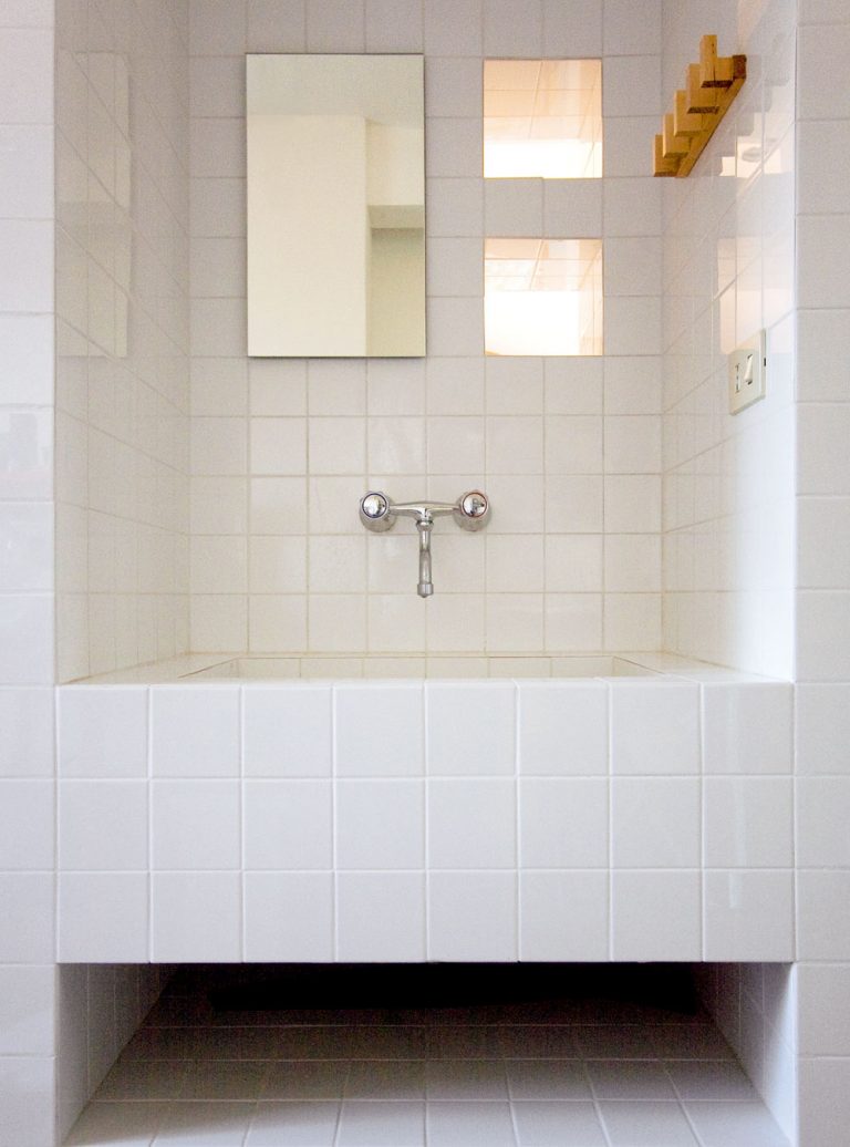 Jednotlivé kúpeľňové funkcie sú prístupné zvonka – vznikla tak kúpeľňa naruby.