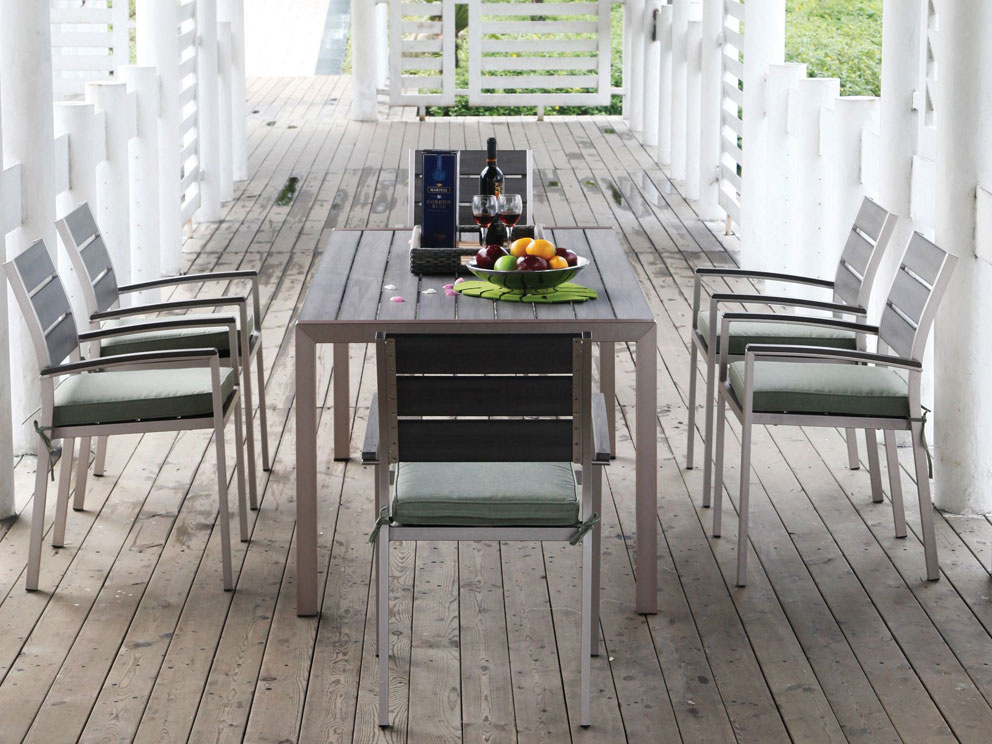 Záhradná súprava Capri spája ľahkú eleganciu hliníkovej konštrukcie s odolnosťou moderných plastov a trendovým vzhľadom jemne patinovaného dubového dreva. Priestranný stôl (180 × 90 cm) ponúka pohodlné stolovanie pre šesť osôb. Cena súpravy je 999 €.