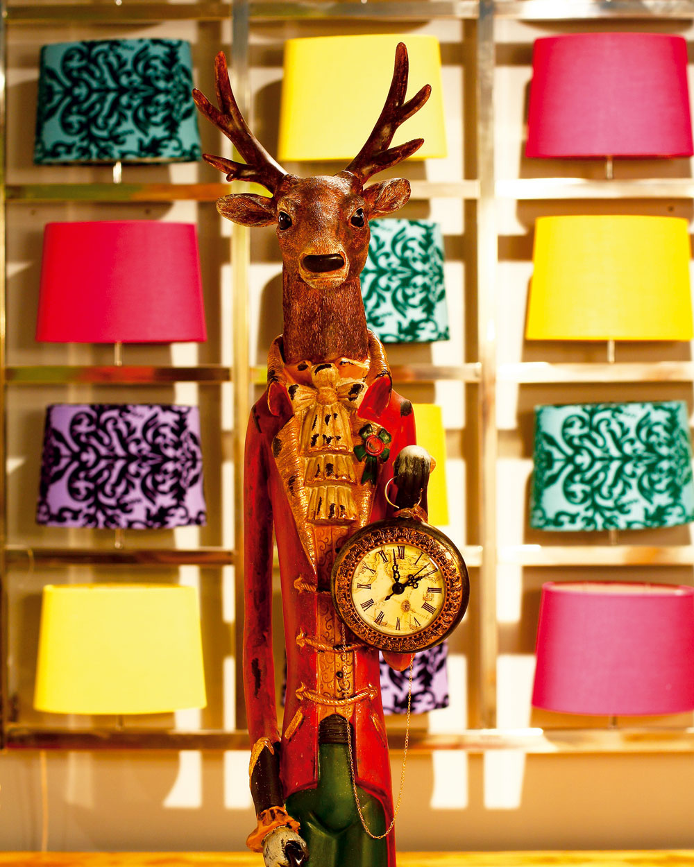 Elegantný od prírody. Originálne stojace hodiny Gentleman Deer z polyesterovej živice, vysoké 152 cm. Cena 217,90 €. V pozadí lampa na stenu Parecchi, cena 943,90 €. Predáva Kare, LightPark.