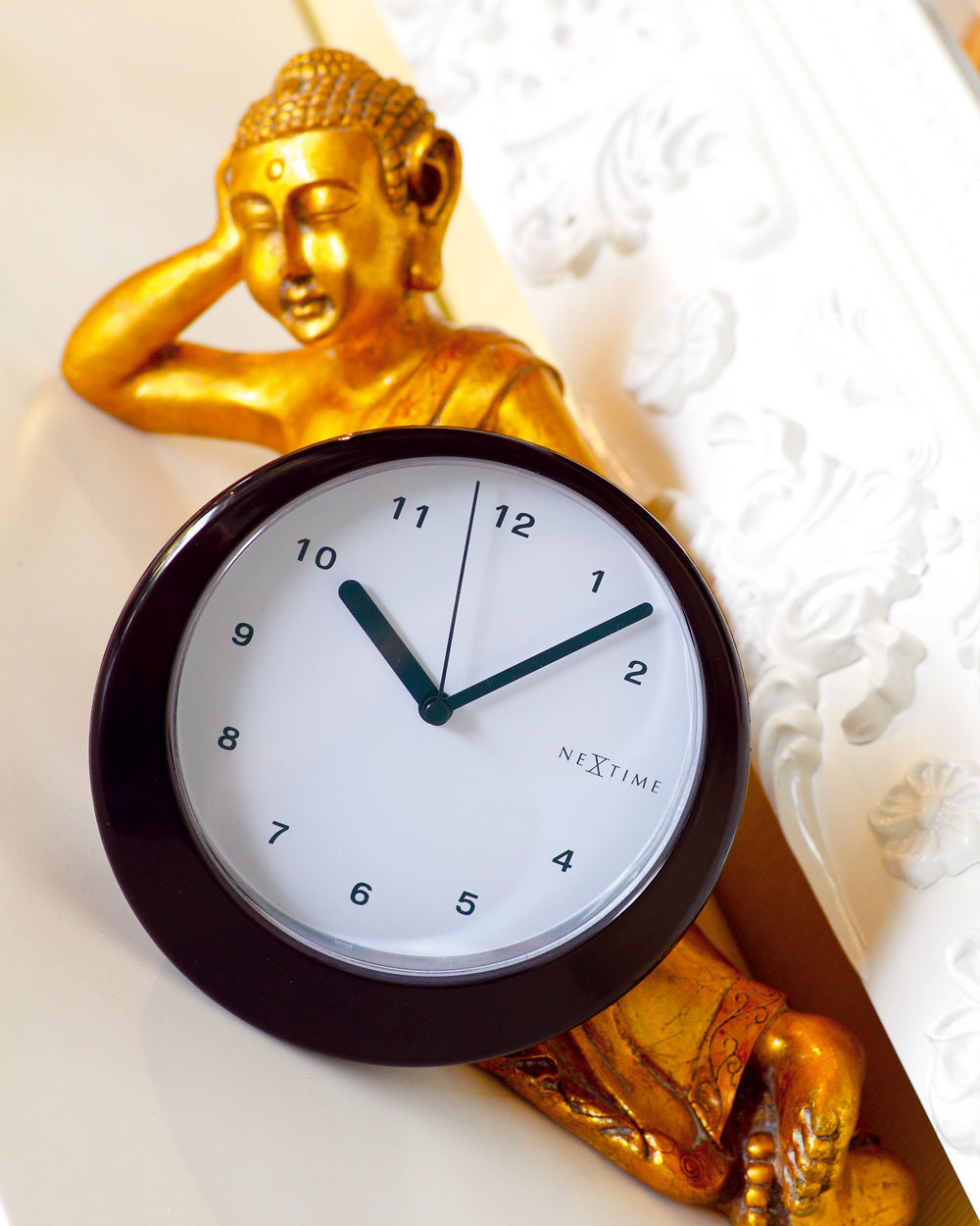 Stolové hodiny Balance z plastu, s priemerom 18,5 cm. Cena 35 €. Predáva Design House.