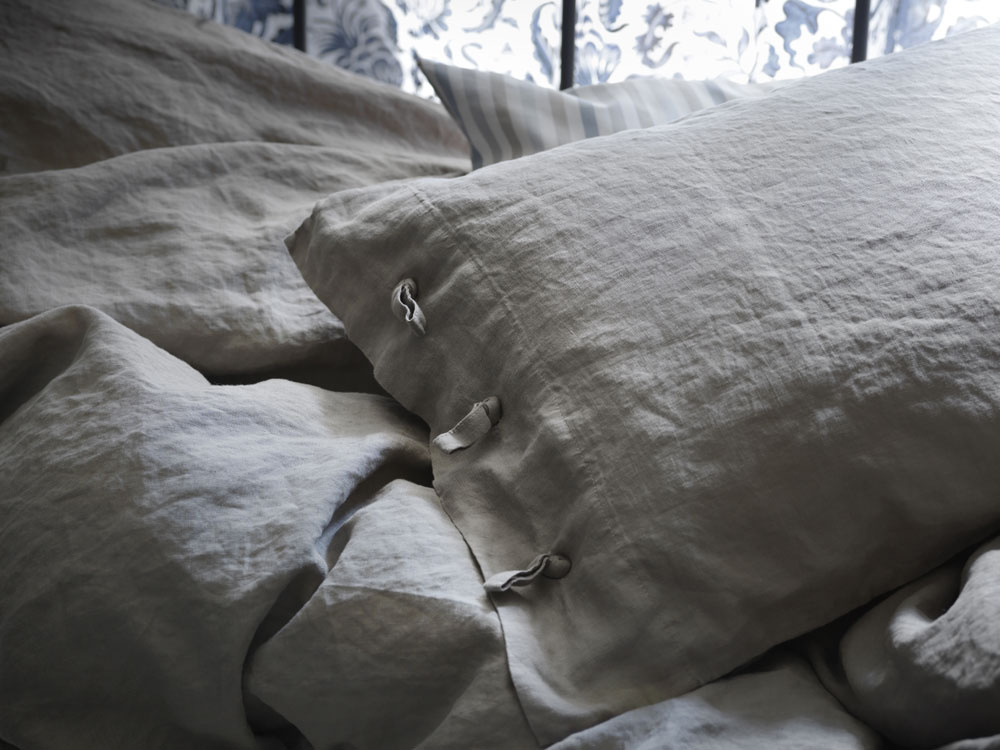 Posteľné obliečky Linblomma zo 100 % ľanu s krásnou textúrou a leskom. Rozmery: 150 × 200 cm, 50 × 60 cm. Cena 49,99 €. Predáva IKEA.