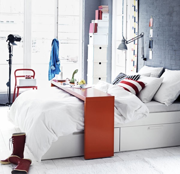 Rám postele Brimnes s úložným priestorom, štyri priestranné zásuvky zefektívnia využitie priestoru pod posteľou. Vďaka nastaviteľným bočniciam môžete použiť matrace rôznej hrúbky. Drevotrieska, fólia, ABS plast. Rozmery: 206 × 166 × 47 cm. Cena 189 €. Predáva IKEA.