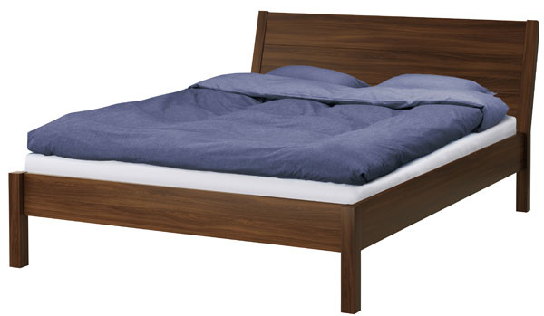 Rám postele Nyvoll z drevovláknitej dosky a fólie. Vďaka nastaviteľným bočniciam môžete použiť matrace rôznej hrúbky. Rozmery: 226 × 190 × 42 cm. Cena 219 €.