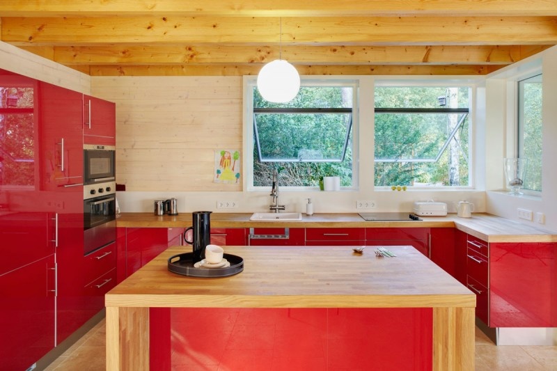 ... kuchyňa je zariadená v jednoduchej hnedo-červenej kombinácii ....