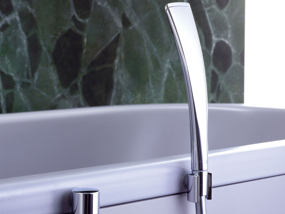 Ovládacím panelom Comfort Select sa dá elektronicky riadiť aj sprcha. Tá môže byť zapustená do okraja vane alebo nainštalovaná na jej vonkajšom okraji, čo na vani stojacej voľne v priestore pôsobí obzvlášť elegantne.