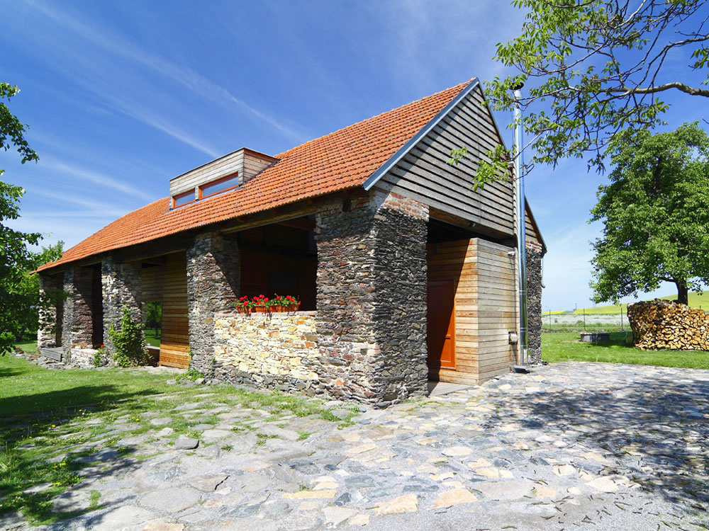 Nový drevodom postavený v starej kamennej stodole je spojením minulosti so súčasnosťou. Staré kamenné múry do určitej miery chránia novostavbu a robia dom iným a nezabudnuteľným.
