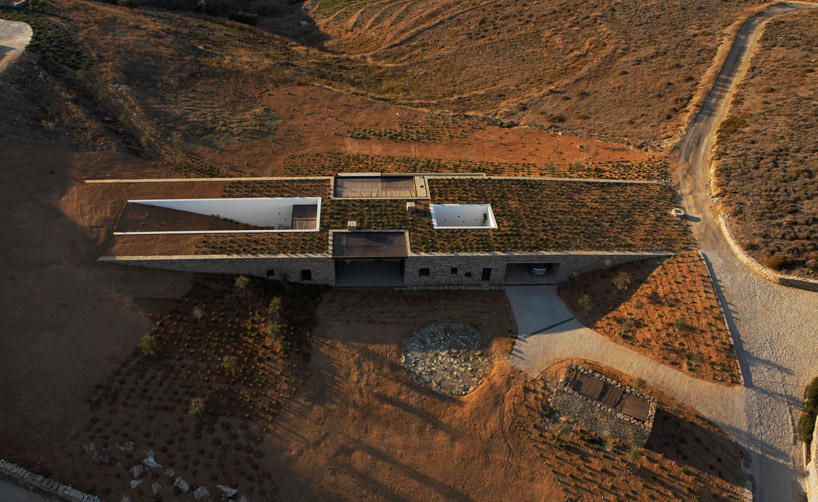 Tento architektonický výtvor je výsledkom práce gréckej spoločnosti Deca Architecture a nachádza sa na gréckom ostrove Antiparos.  
