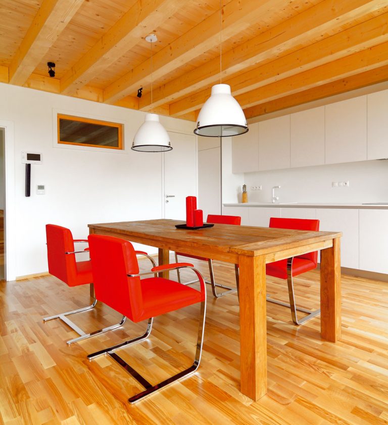 Masívny kuchynský stôl z recyklovaného tíkového dreva ešte bude mať kamaráta v podobe konferenčného stolíka v rovnakom dizajne. Tým sa celý priestor spojí do nábytkom funkčne rozdeleného, ale dizajnom prepojeného celku.