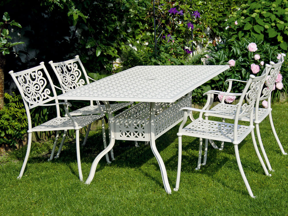 V ponuke Teak & Garden nájdete pohodlné stoličky a záhradné stoly rôznych rozmerov. Súprava Barnsley, 589 €.
