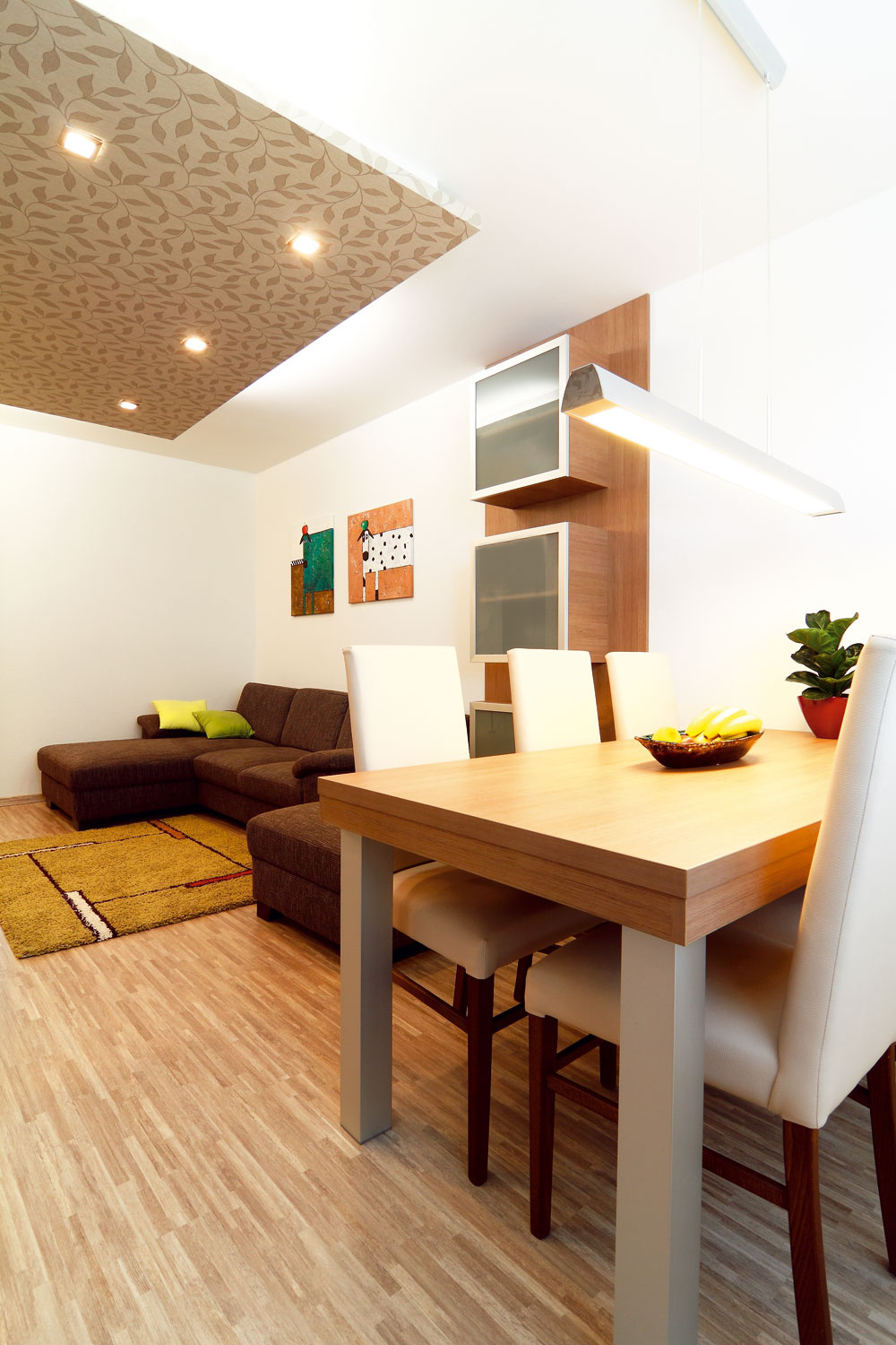  Nábytok v obývačke a jedálni poňal architekt minimalisticky a skôr kompozične. Vytiahnuť otapetovanú stenu až na strop sa nakoniec ukázalo ako dobrý ťah.