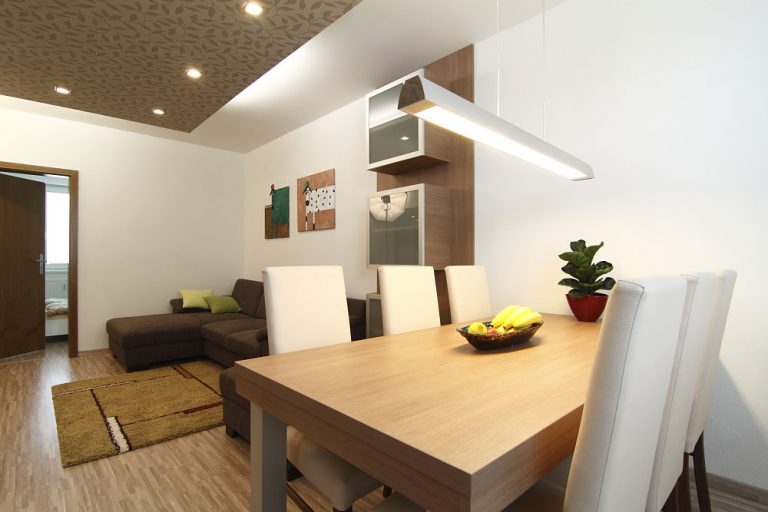 Nábytok v obývačke a jedálni poňal architekt minimalisticky a skôr kompozične. Vytiahnuť otapetovanú stenu až na strop sa nakoniec ukázalo ako dobrý ťah.