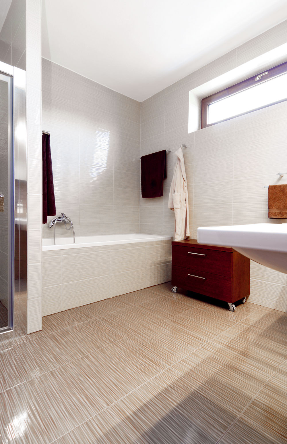 Obe kúpeľne sú zariadené striedmo a elegantne.