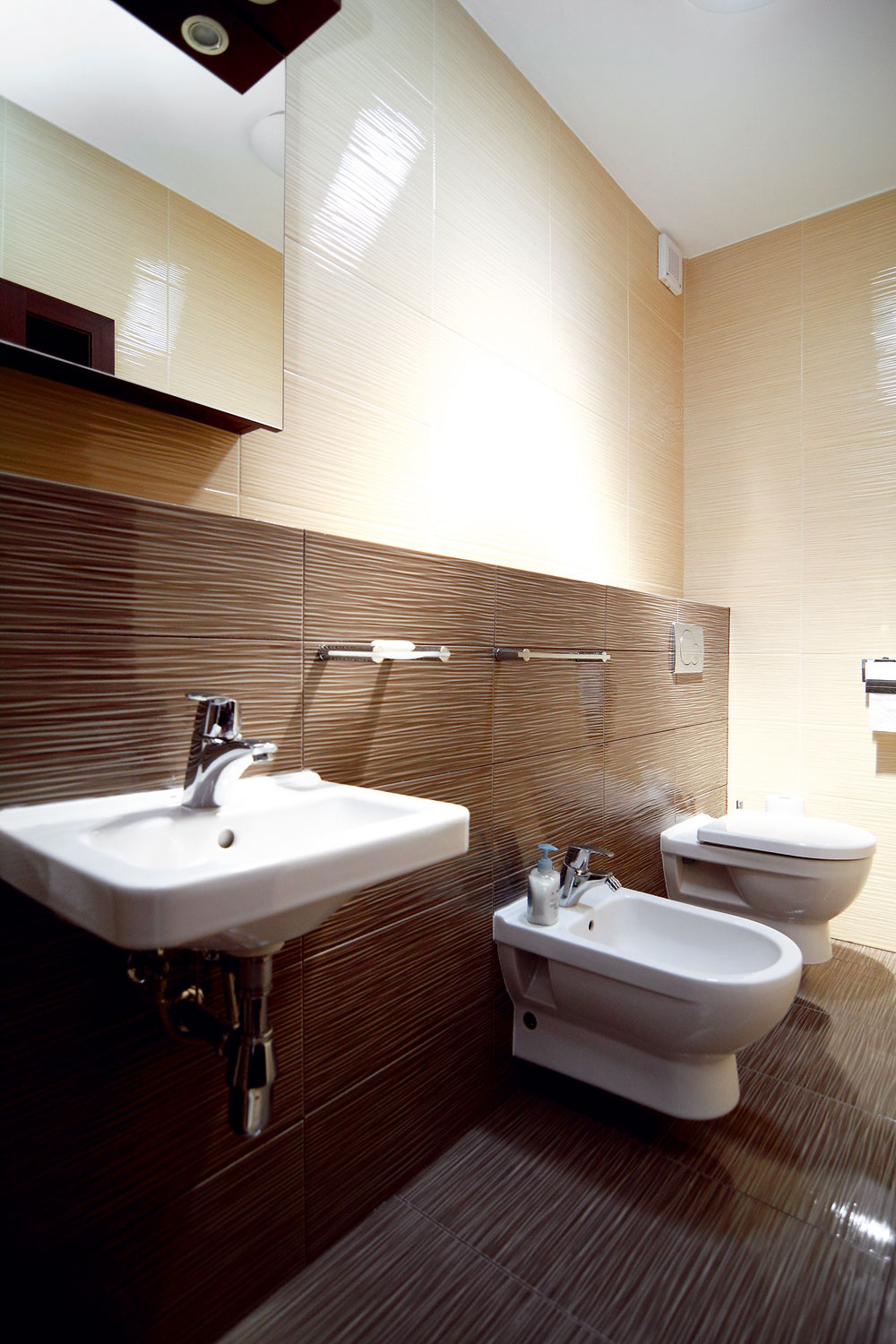 Obe kúpeľne sú zariadené striedmo a elegantne.