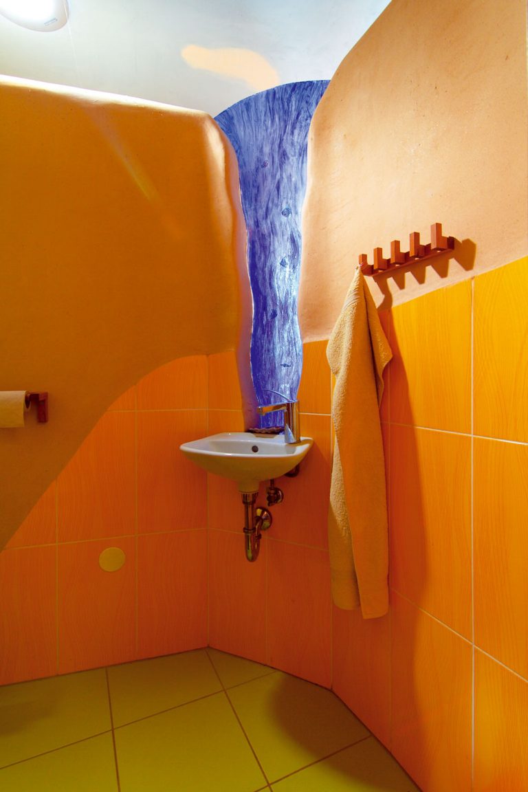 Farebné sklo, ktoré oddeľuje a zároveň spája toaletu a kúpeľňu na prízemí, si vlastnoručne vytvorila domáca pani.