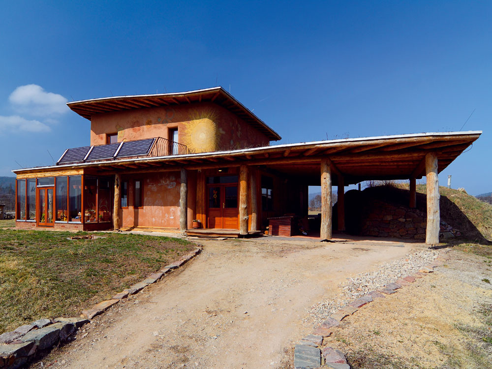 Inšpiratívny ekologický dom z dreva, slamy a hliny na Morave