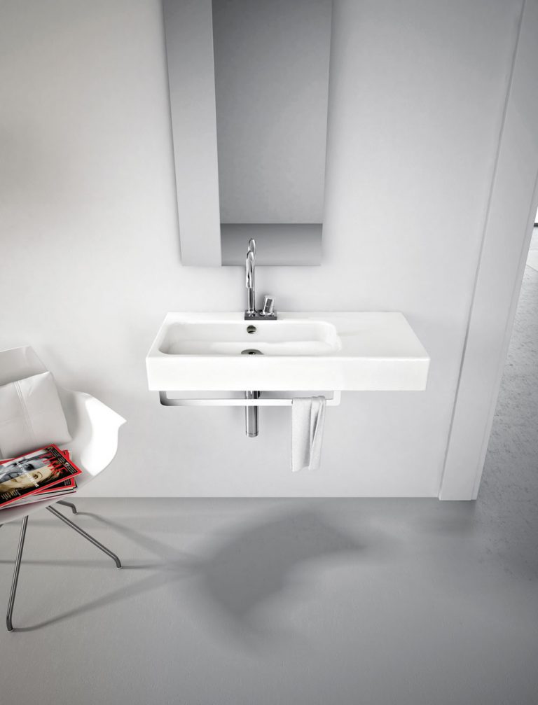 Závesné umývadlo Block 65 od firmy the.artceram. Rozmery: 65 × 41 cm. Cena 300 €, cena držiaka 96 €. Predáva PolySystem.