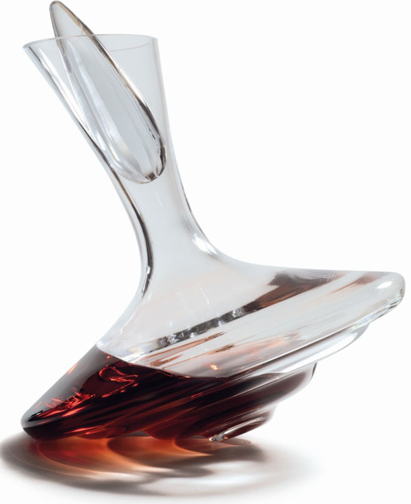 3. S praktickým prevzdušňovacím lievikom. Karafa Asarine z ručne fúkaného skla značky Peugeot na mladé červené vína, cena od 68,50 € 