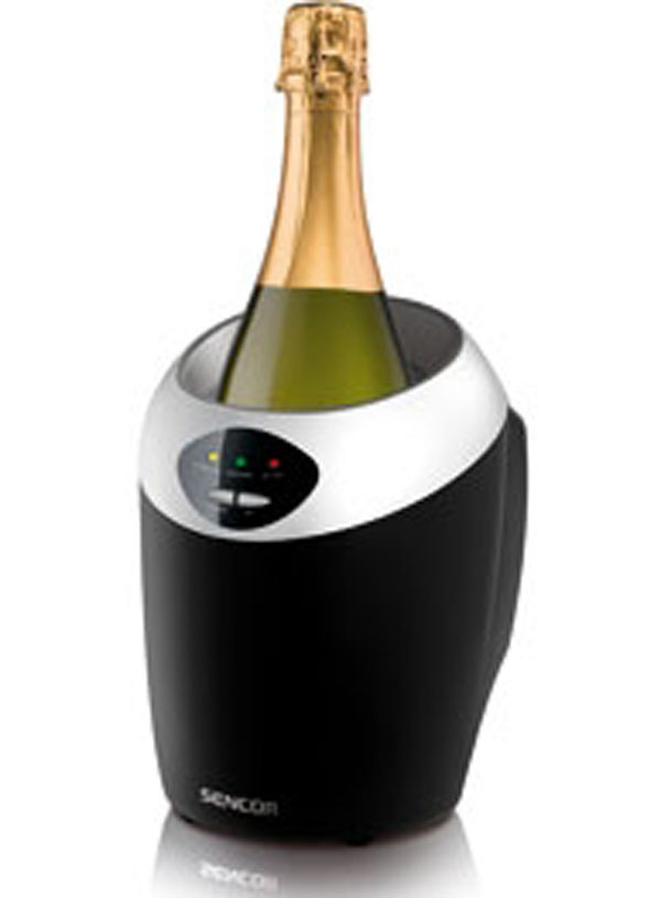 1. Automatický chladič Sencor rozlišuje pri nastavení tri teploty na červené a biele víno, ale aj na šampanské, cena od 27,96 €