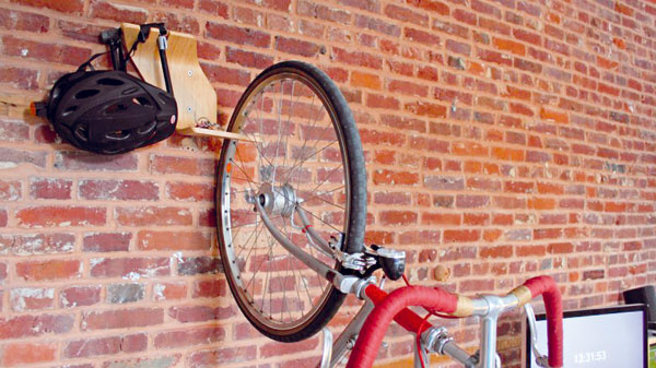Podobný problém riešili aj vo firme Clank Works z Pensylvánie. Vytvorili držiak na bicykel s názvom Perch – funkčnú sochu, ktorá poslúži ako na upevnenie bicykla na stenu, tak aj na umiestnenie ďalších vecí potrebných pri bicyklovaní, napríklad helmy, bundy či kľúčov. Ak tu bicykel nie je, ostane umelecký artefakt z ohýbanej laminovanej preglejky.