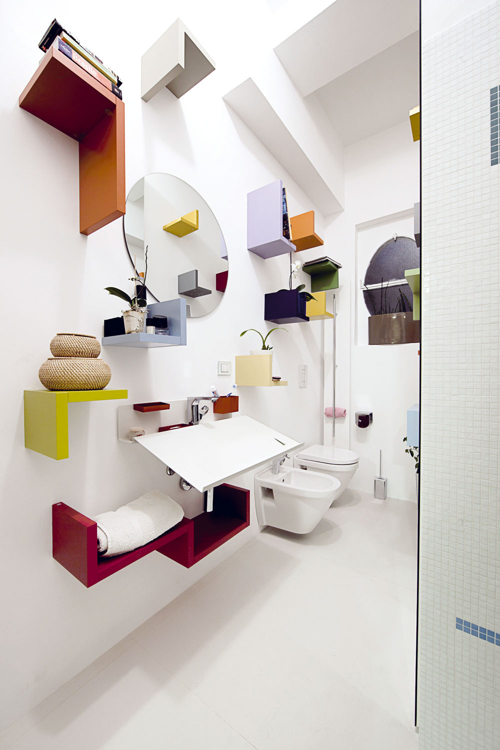 Ak sa vám zdajú bežné police v kúpeľni nudné a uzavreté skrinky by zmenšili priestor, pohrajte sa s tvarmi, farbami a rozložením menších poličiek.