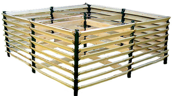 Kompostovacie silo JRK 5100 z dreva a kovu je praktické a variabilné riešenie určené na rozľahlejšie plochy. Objem 5 100 litrov, rozmery: 230 × 230 cm, výška 110 cm, hmotnosť 100 kg. Cena 279 €.