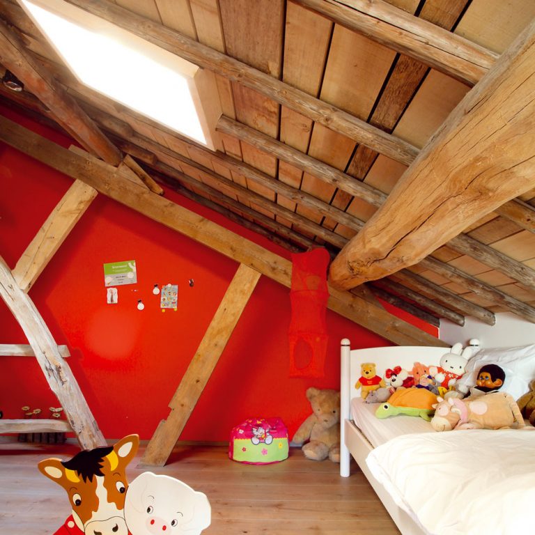 Aj detská izba je prevoňaná novými drevenými trámami.