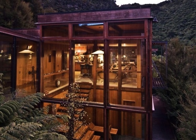 Dominantným stavebným materiálom domu je drevo. 