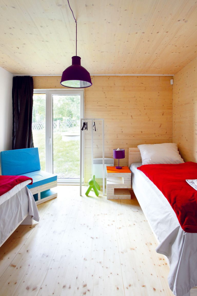 Detská izba je zariadená jednoducho a prakticky. Kombináciou škandinávskej čistoty a tradičnej vidieckej poetiky vzniká… vidiecka moderna?