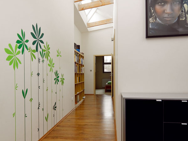 Inovatívnym riešením vhodným do moderných interiérov sú nálepky na steny. 