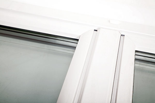 Do pasívnych a energeticky úsporných domov sú určené plastové okná Winergetic Premium. Profil VEKA triedy A má stavebnú šírku 82 mm. Okná sú zasklené izolačným trojsklom Thermoline s Ug =  0,6 W/(m2 . K). Zasklenie je vyľahčené, takže je možné robiť atypicky veľké okenné výplne. Súčiniteľ prechodu tepla pre celé okno je Uw =  0,78 W/(m2 . K), čo vyhovuje aj požiadavkám pasívnych domov.
