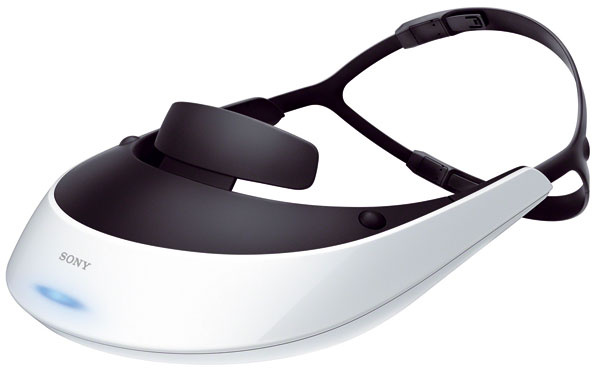 Hlavová súprava Sony 3D Personal Viewer HMZ-T2 s dvoma samostatnými OLED displejmi zobrazujúcimi HD obraz oddelene pre každé oko. Zorné pole 45° poskytuje širokouhlý obraz. Dvojica flexibilných, odnímateľných tienidiel odstráni rušivé podnety z okolia. Realistický zážitok dokresľuje virtuálny 5.1-kanálový priestorový zvuk. Technológia virtuálnych slúchadiel Virtualphones vytvára zvukové pole 360°. Orientačná cena 1 100 €. 