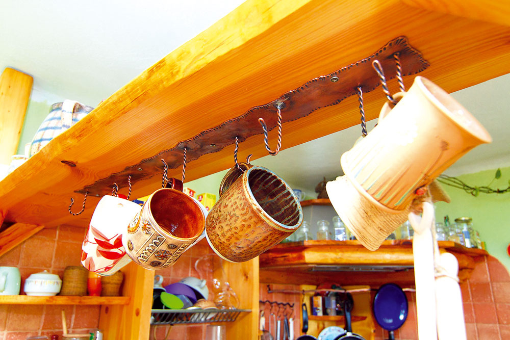 Drôtený vešiak na hrnčeky je praktickým dielom majiteľov domu.