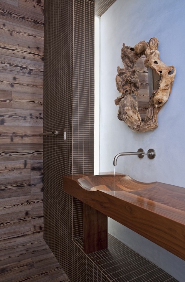 Pozrite sa, čo to spraví, keď sa klasicky opracované drevo dopĺňa surovým. Rám je v tejto kúpeľni nositeľom originality. Nebránia mu v tom ani nároky takého bežného úžitkového predmetu, akým je v dnešnej dobe zrkadlo.
