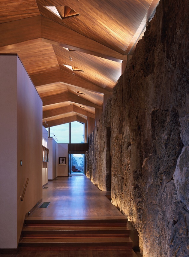 Interiér aj strop je obložený drevom v odtieni vlašského orecha.