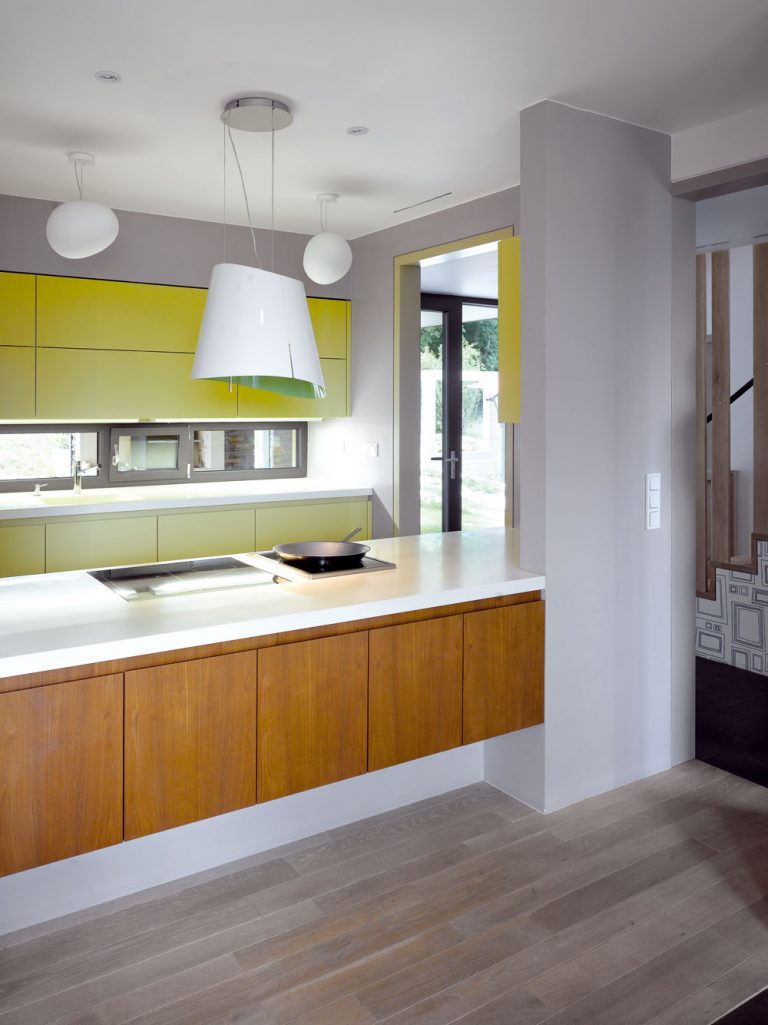 Kuchyňa je opticky prepojená nie len s interiérom, ale aj s exteriérom.