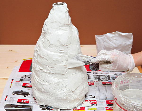 5. Pokračujte, kým nie je omotaná celá váza. Na mokrú vázu naneste špachtľou zvyšný cement – vytvoríte tak hladší povrch. 