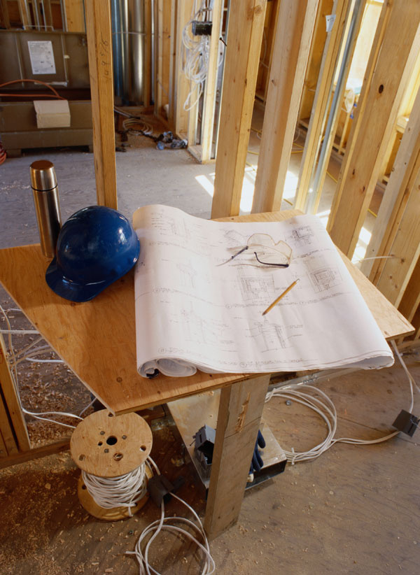 Stavebný dozor a stavbyvedúci – kľúčové postavy stavby