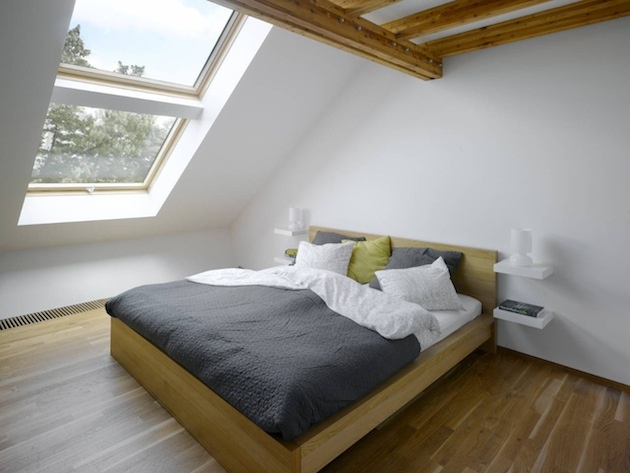 Harmonicky je riešená jednoduchá spálňa s veľkým strešným oknom v podkroví. 