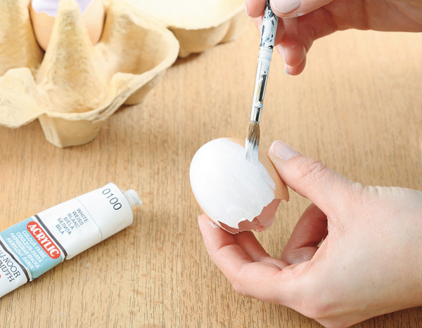 4. Keď je vosk tuhý, môžete vajíčka z vonkajšej strany vymaľovať nabielo.