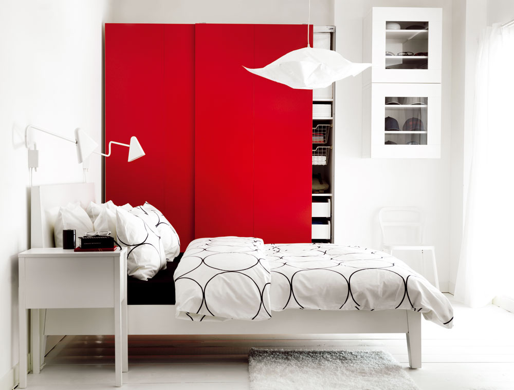 Aj IKEA odporúča spestriť si interiér farbami – bielo zariadená izba získa pridaním žiarivej farby neodolateľnú atmosféru. Využiť na to môžete novinku v sortimente – 13 typov dverí Pax, ktorými možno doplniť korpus šatníkovej skrine. K dispozícii sú otváracie aj posuvné, s vysokolešteným povrchom v červenej, zelenej, tyrkysovej, sivej alebo bielej farbe.