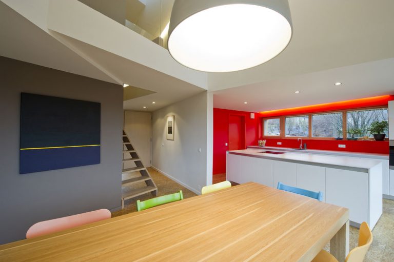 Výrazná červená farba stien v kuchynskom kúte dodáva interiéru dynamický a mladistvý charakter.