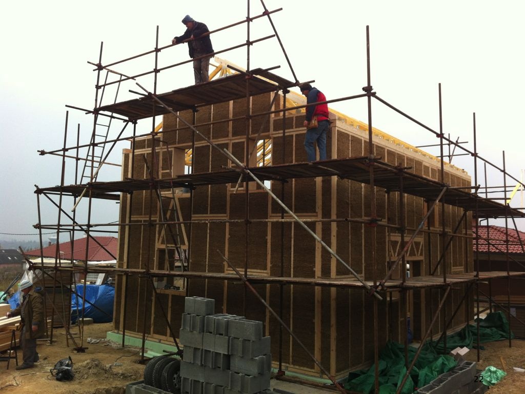 Výstavba slameného domu v Stupave