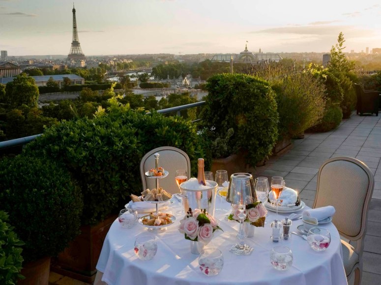 V meste nebude romantiky o nič menej. Panoráma s Eiffelovkou je na to ideálna, no nie nevyhnutná. Luxusne prestretý stôl so šampanským a rozkvitnutými ružami urobí zo spoločného jedla nezabudnuteľný zážitok.