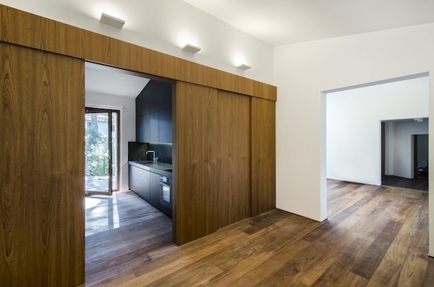 Interiér, prevažne z dreva, ovplýva najmä jednoduchosťou.