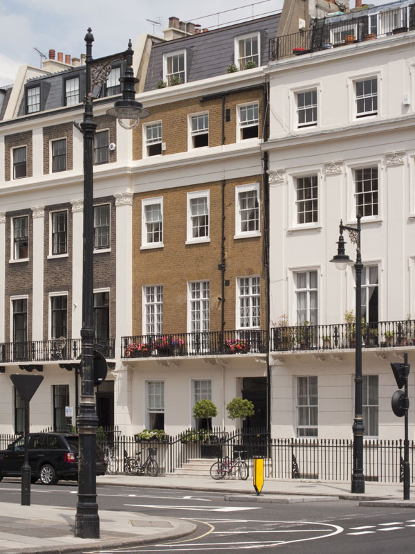 Mezonetový byt Marie a Julesa je západnej časti Londýna na najvyšších podlažiach domu postaveného vo viktoriánskom štýle.